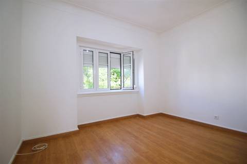T4 com 100 m² nas Mercês  luminosidade e excelente localização