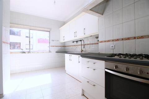 T4 com 100 m² nas Mercês  luminosidade e excelente localização
