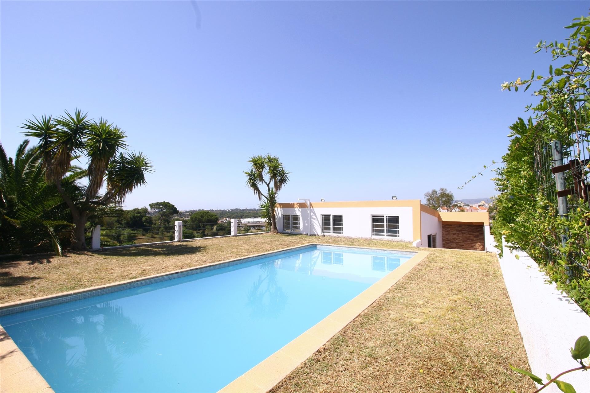 Moradia T4 em banda piscina Beco do Girassol Setubal