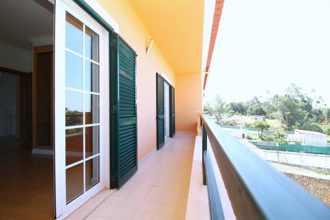 Moradia T4 em banda piscina Beco do Girassol Setubal