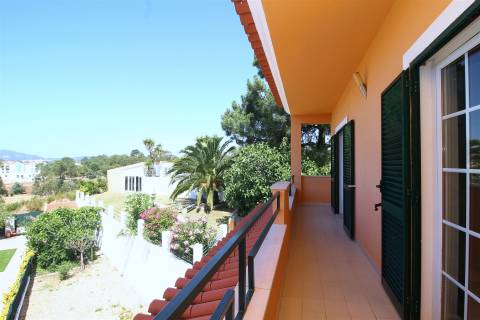 Moradia T4 em banda piscina Beco do Girassol Setubal