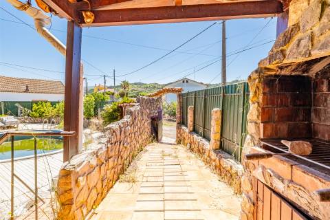 Moradia para obras com piscina no Rodeio