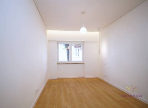 Apartamento T2 remodelado e equipado na Rua da Senhora da Glória Graça