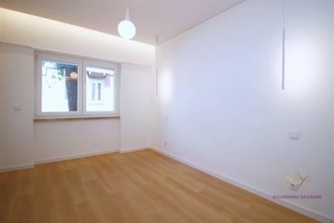 Apartamento T2 remodelado e equipado na Rua da Senhora da Glória Graça
