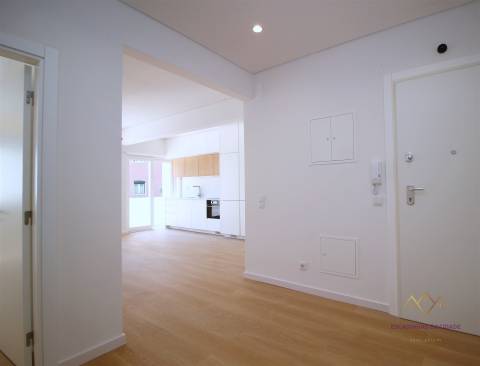 Apartamento T2 remodelado e equipado na Rua da Senhora da Glória Graça