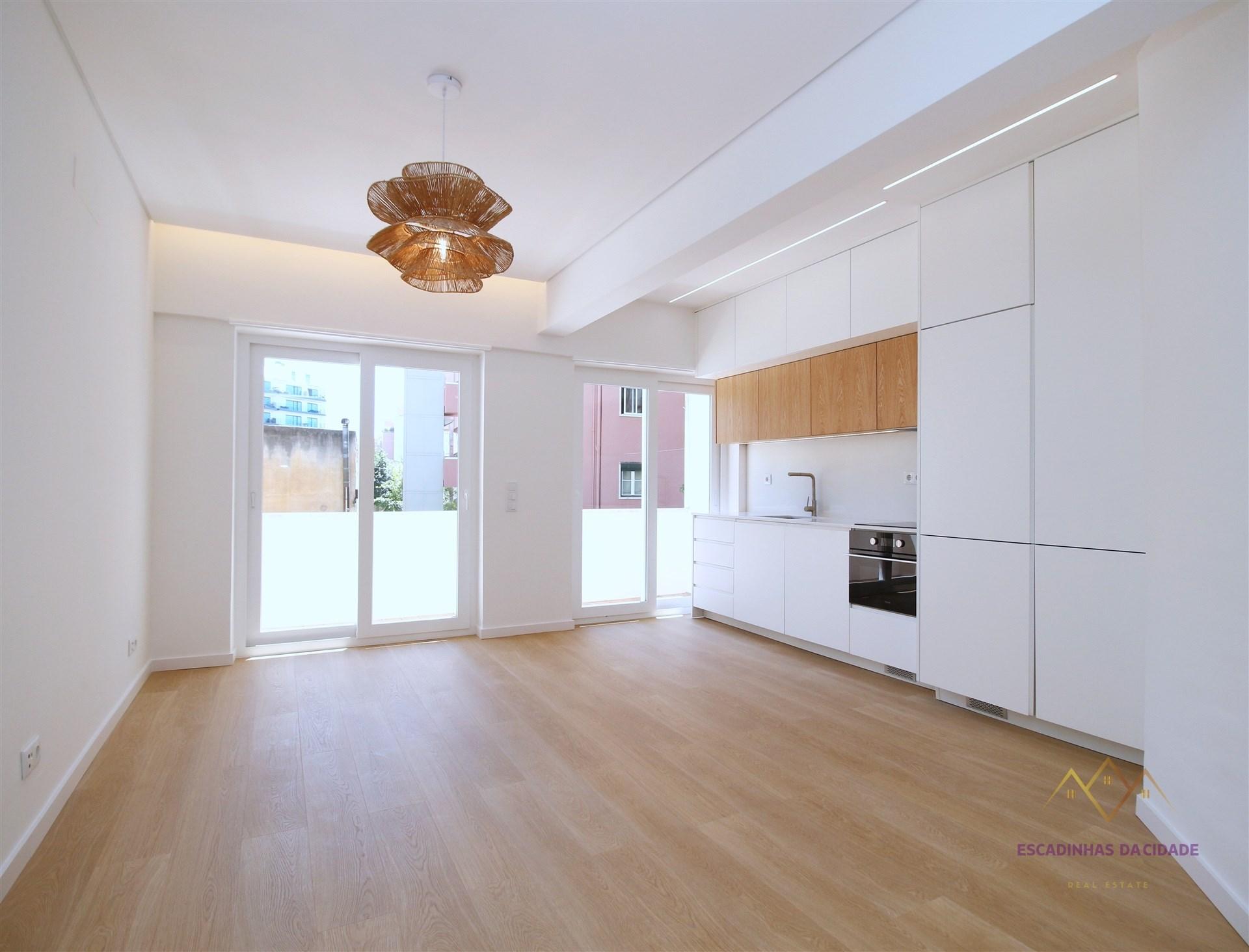 Apartamento T2 remodelado e equipado na Rua da Senhora da Glória Graça