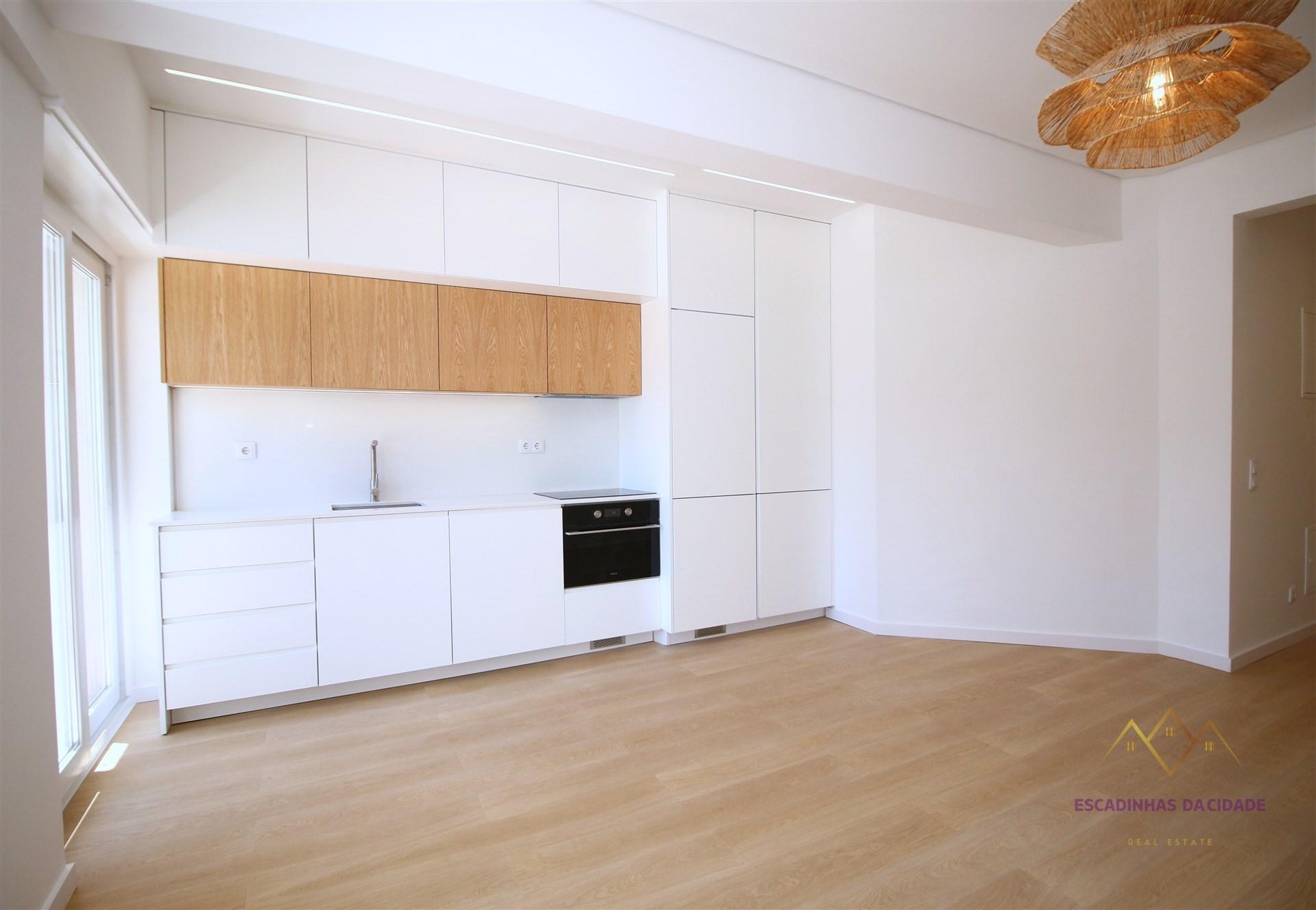 Apartamento T2 remodelado e equipado na Rua da Senhora da Glória Graça
