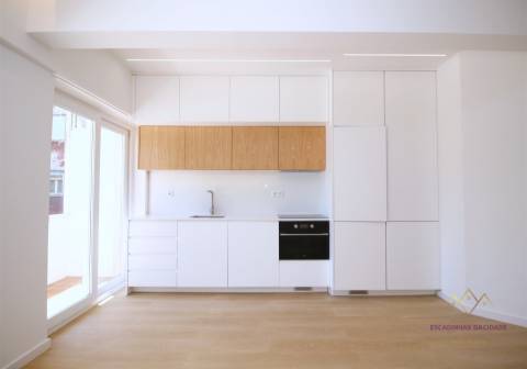 Apartamento T2 remodelado e equipado na Rua da Senhora da Glória Graça