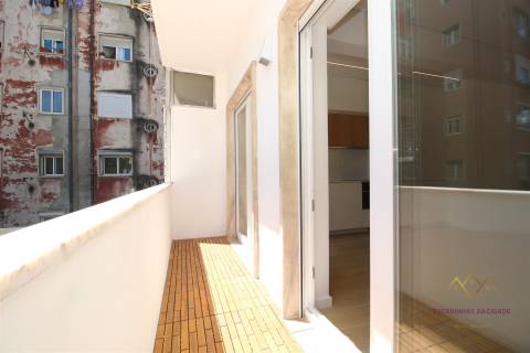 Apartamento T2 remodelado e equipado na Rua da Senhora da Glória Graça