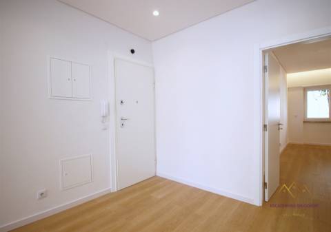 Apartamento T2 remodelado e equipado na Rua da Senhora da Glória Graça