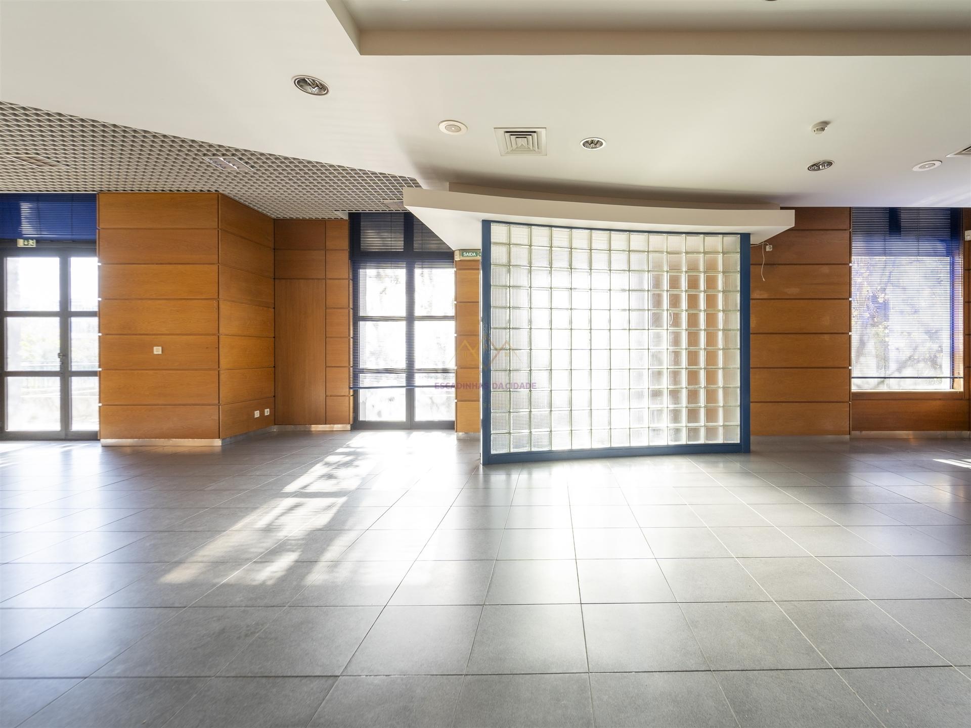 Olivais, 2 Lojas interligadas ideal para converter em habitacional