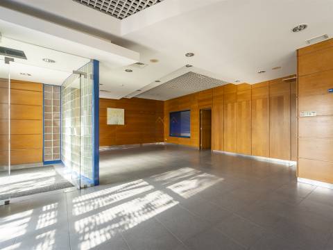 Olivais, 2 Lojas interligadas ideal para converter em habitacional