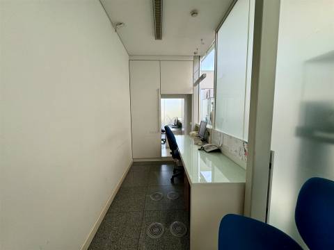 Edifício de escritórios com estacionamento, junto ao Oeiras Parque, em Oeiras