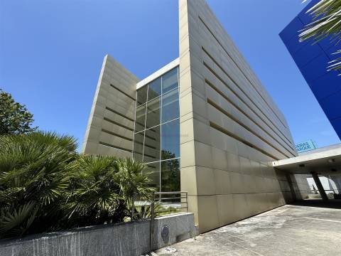 Edifício de escritórios com estacionamento, junto ao Oeiras Parque, em Oeiras