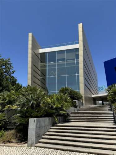 Edifício de escritórios com estacionamento, em Oeiras