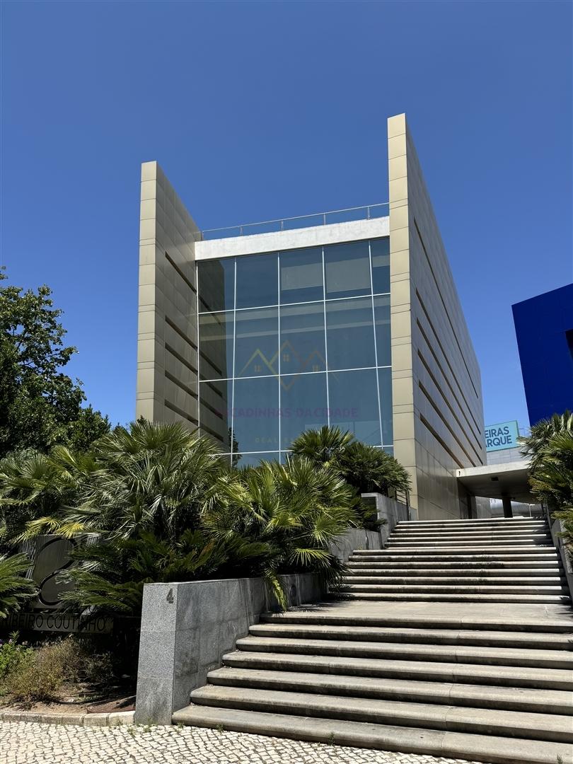 Edifício de escritórios com estacionamento, em Oeiras