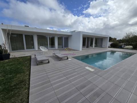 Moradia no Resort Bom Sucesso com Piscina e jardim privativo