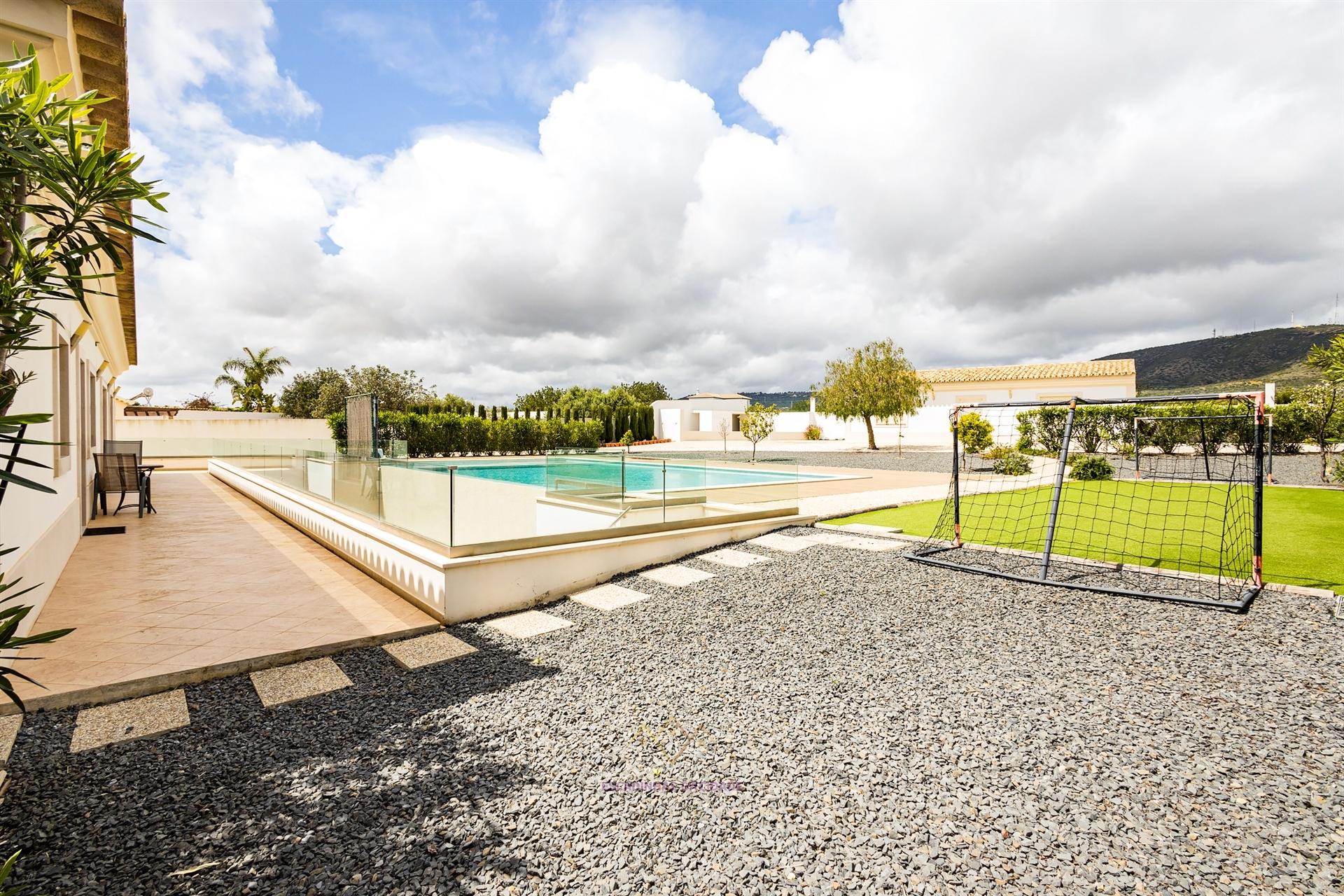 Espectacular Moradia com Piscina em Quelfes, Olhão