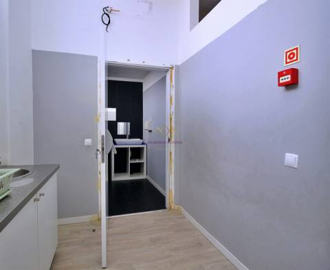 Espaço comercial p/ Investimento grandes montras Lumiar
