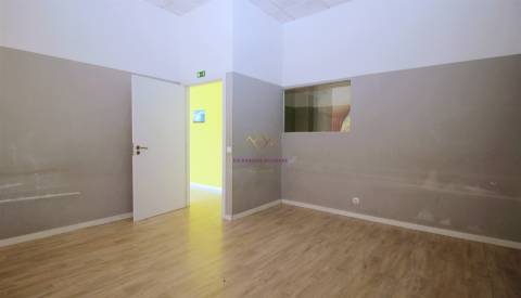 Espaço comercial p/ Investimento grandes montras Lumiar