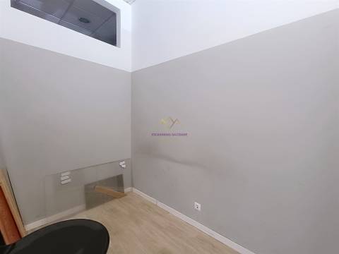 Espaço comercial p/ Investimento grandes montras Lumiar