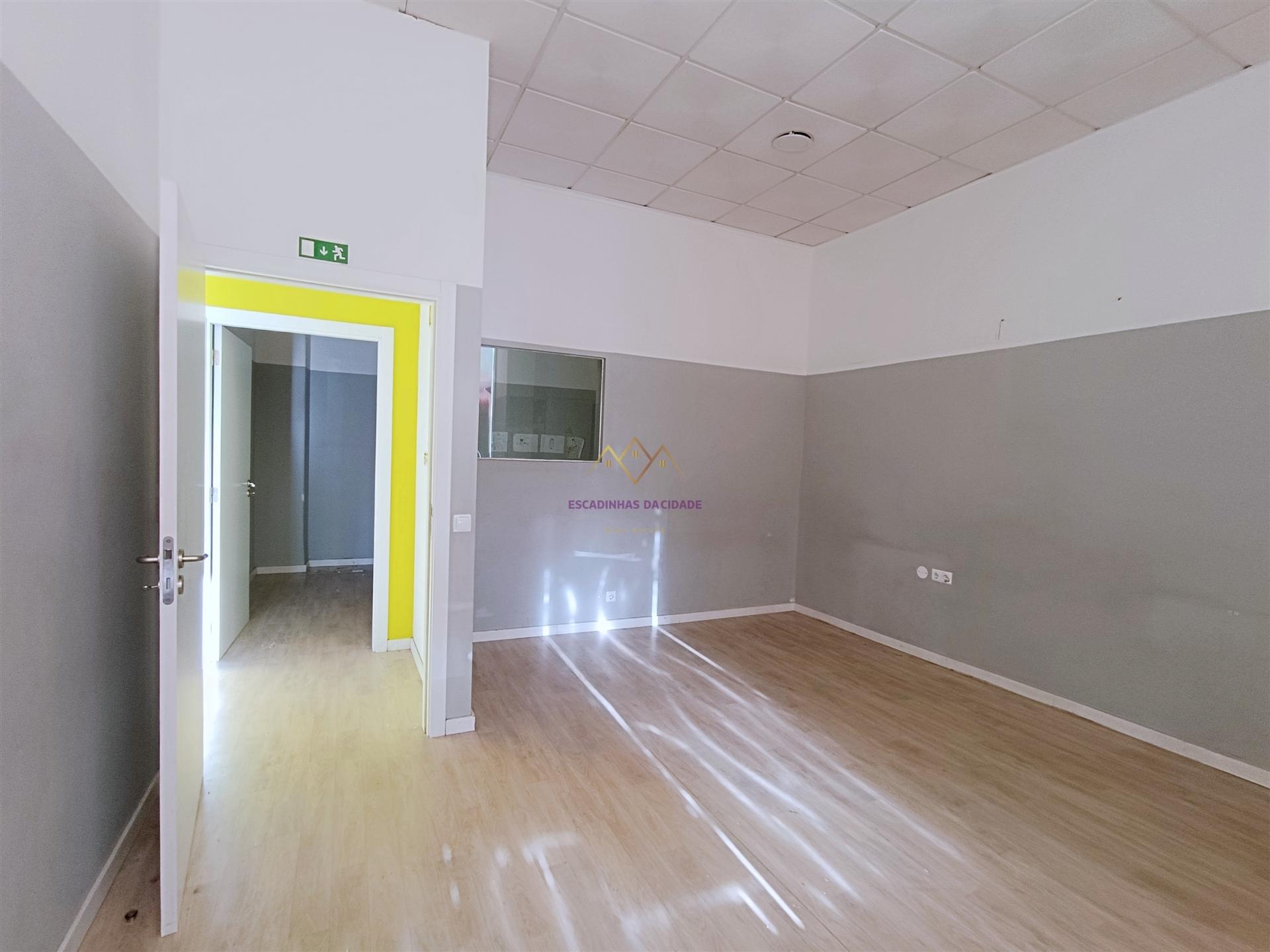 Espaço comercial p/ Investimento grandes montras Lumiar