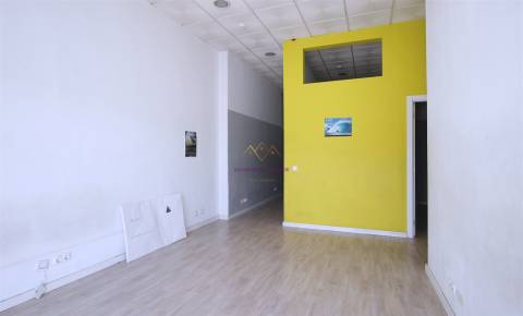 Espaço comercial p/ Investimento grandes montras Lumiar