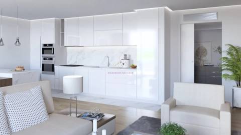 Apartamento T2 com grandes Varandas e 2 Lugares de Garagem – Portimão
