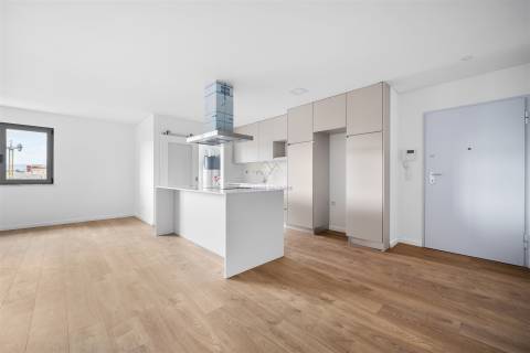 Apartamento T2 com 1 lugar de estacionamento, na Apelação, Loures