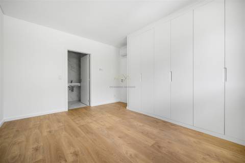 Apartamento T2 com 1 lugar de estacionamento, na Apelação, Loures