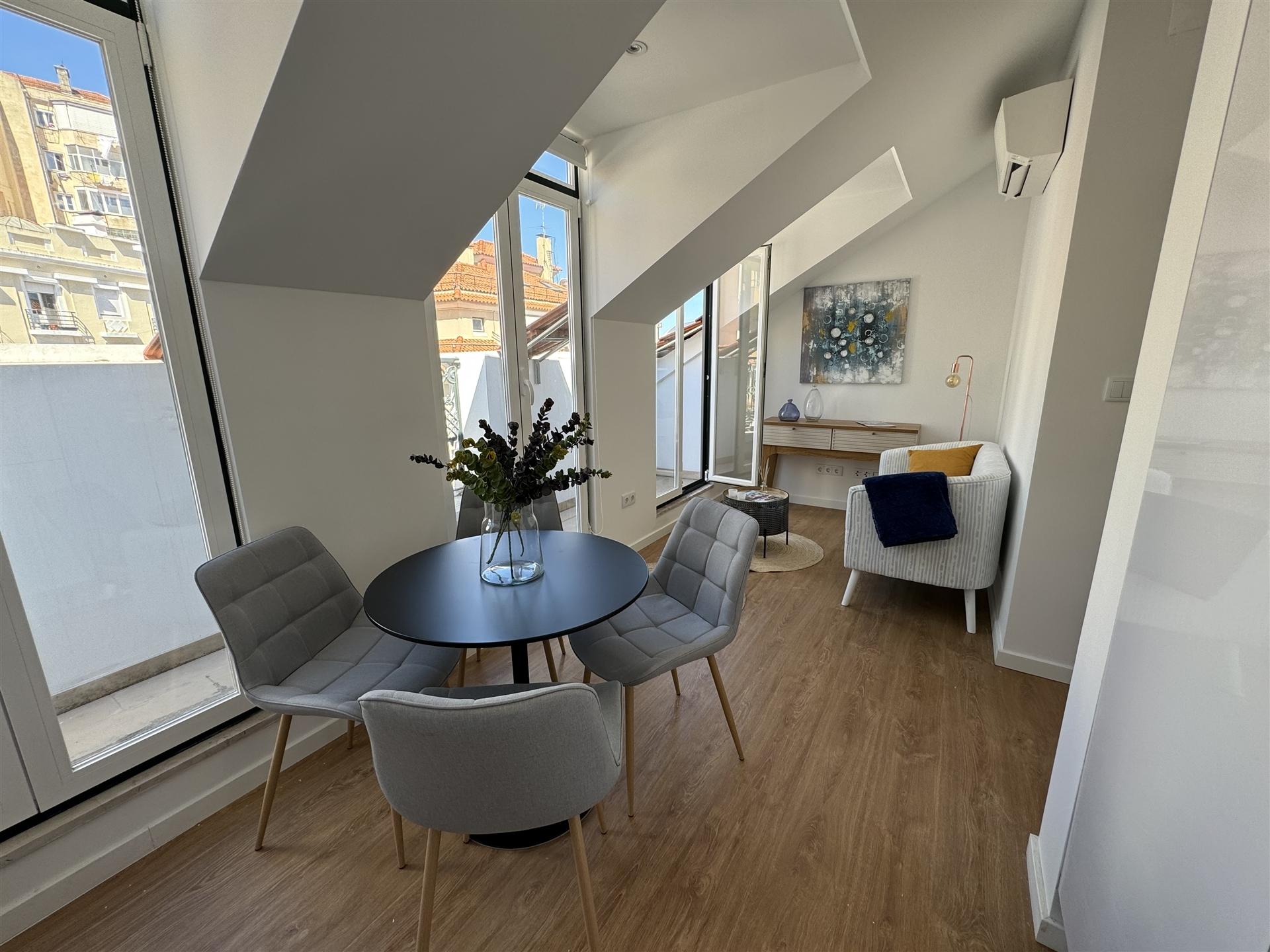 T2 Remodelado com Vista Rio na Graça – Viva Lisboa com Charme!