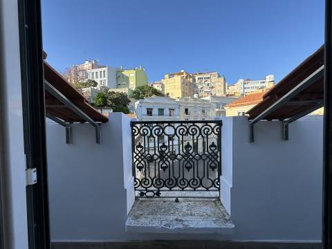 T2 Remodelado com Vista Rio na Graça – Viva Lisboa com Charme!