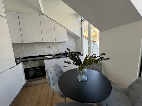 T2 Remodelado com Vista Rio na Graça – Viva Lisboa com Charme!