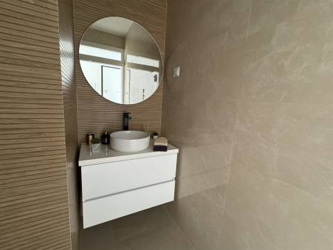 T2 Remodelado com Vista Rio na Graça – Viva Lisboa com Charme!