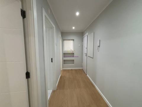 T2 com Terraço na Venteira | Remodelação Total