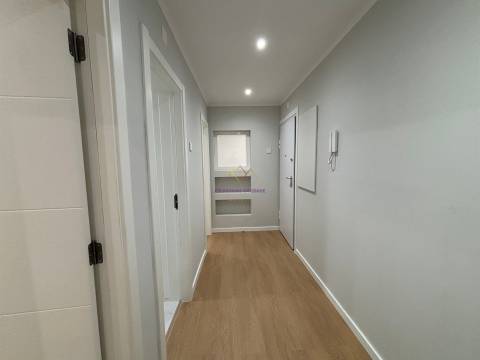 T2 com Terraço na Venteira | Remodelação Total