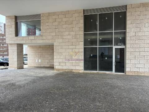 Loja com 224 m2 e 3 lugares de estacionamento, no Lumiar
