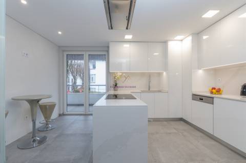 T3+1 Novo a estrear em Empreendimento de Luxo, Carcavelos