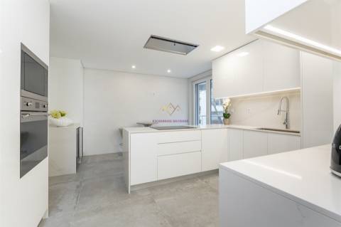 T3+1 Novo a estrear em Empreendimento de Luxo, Carcavelos