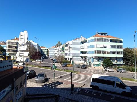 T3 com 2 Terraços em Massamá - em fase de remodelação