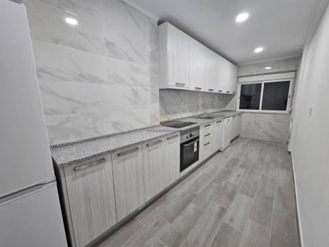 T3 com 2 Terraços em Massamá - em fase de remodelação