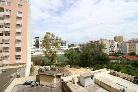 Apartamento T3 remodelado arrecadação parqueamento Estrada da Luz