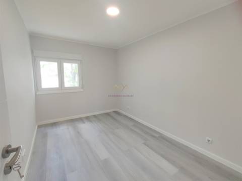 Apartamento T3 Remodelado com Duas Frentes Solares Laranjeiro