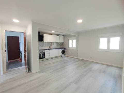 Apartamento T3 Remodelado com Duas Frentes Solares Laranjeiro