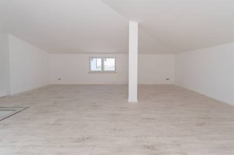 Exclusivo T3+1 Duplex com Amplas Varandas e Sótão de 46m² | Condomínio Fechado com Jardim
