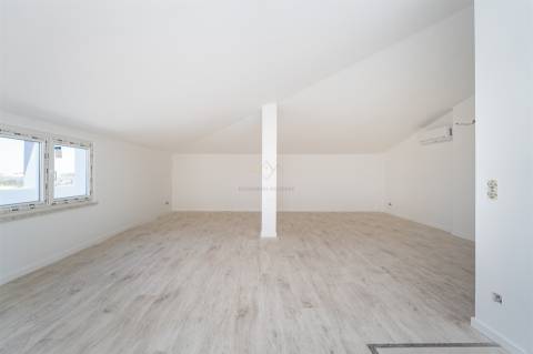 Exclusivo T3+1 Duplex com Amplas Varandas e Sótão de 46m² | Condomínio Fechado com Jardim