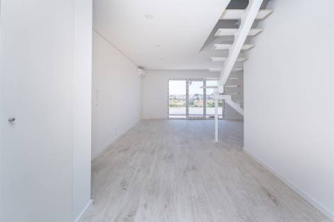 Exclusivo T3+1 Duplex com Amplas Varandas e Sótão de 46m² | Condomínio Fechado com Jardim