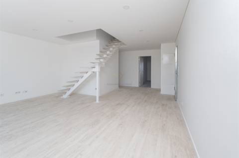 Exclusivo T3+1 Duplex com Amplas Varandas e Sótão de 46m² | Condomínio Fechado com Jardim