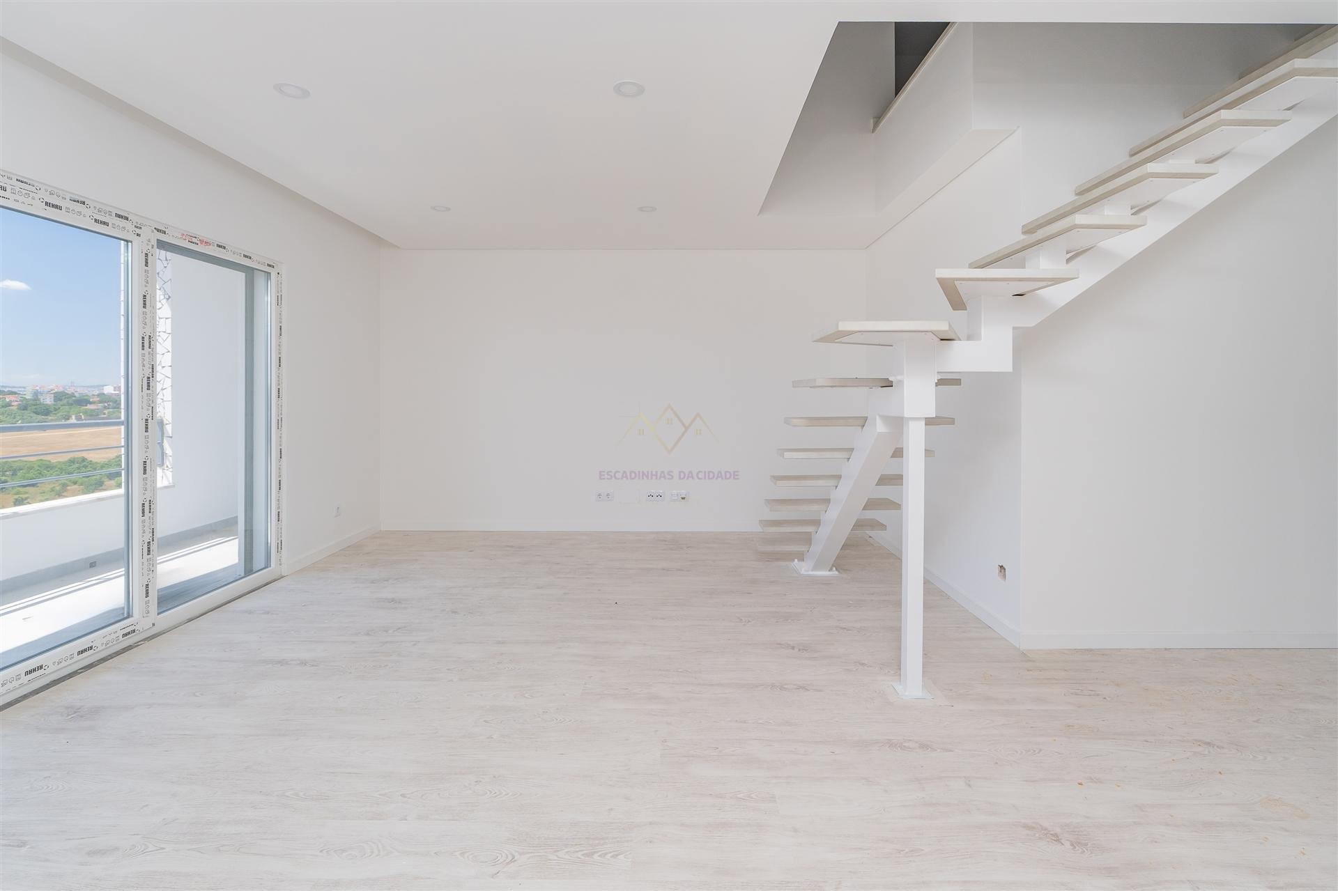 Exclusivo T3+1 Duplex com Amplas Varandas e Sótão de 46m² | Condomínio Fechado com Jardim