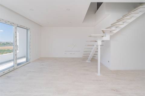 Exclusivo T3+1 Duplex com Amplas Varandas e Sótão de 46m² | Condomínio Fechado com Jardim